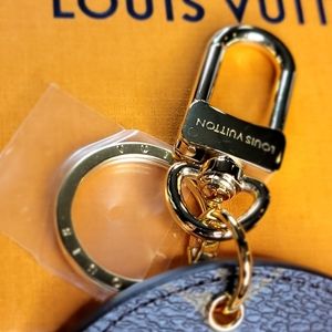 Louis Vuitton Illustre 2022 Christmas Animation Key Chain / Bag Charm –  honeylambhaus